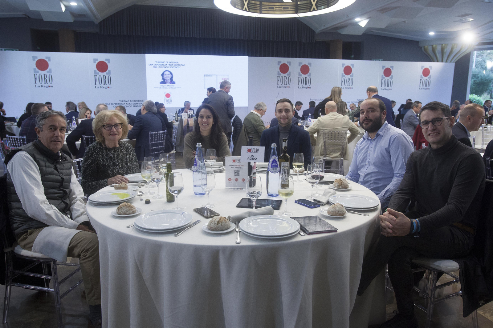 RÍO AGRO: Santiago Ordóñez, del Departamento de Promoción de Telemiño; Maribel Santos, concelleira del PSOE en Bande; Goretti Iglesias, directora comercial de OCA Hotels; Jordán Salgado, del departamento digital de La Región; Diego Fernández, concelleiro del PSOE en O Carballiño, y Roberto González, secretario general del Sindicato Unificado de Policía en Galicia. (MIGUEL ÁNGEL)