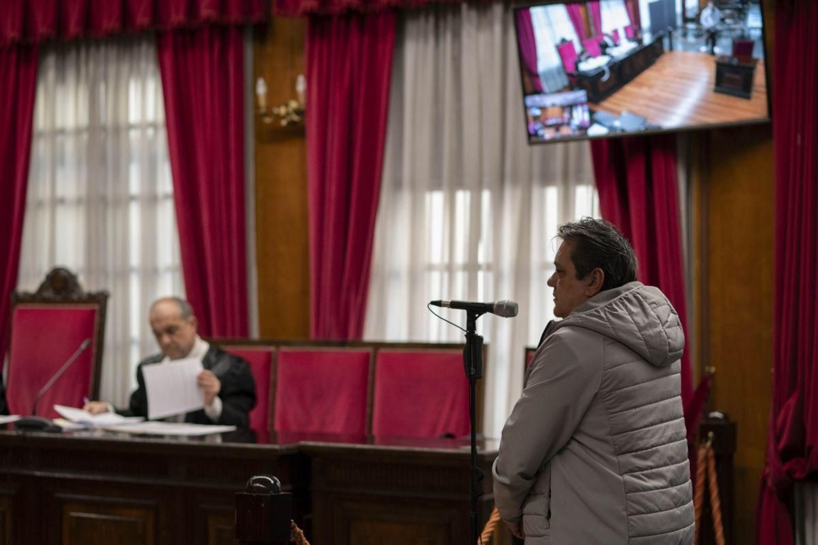 El acusado, en primer término, declara ante los magistrados de la Audiencia. De fondo, el abogado de la acusación particular, Óscar Freixedo