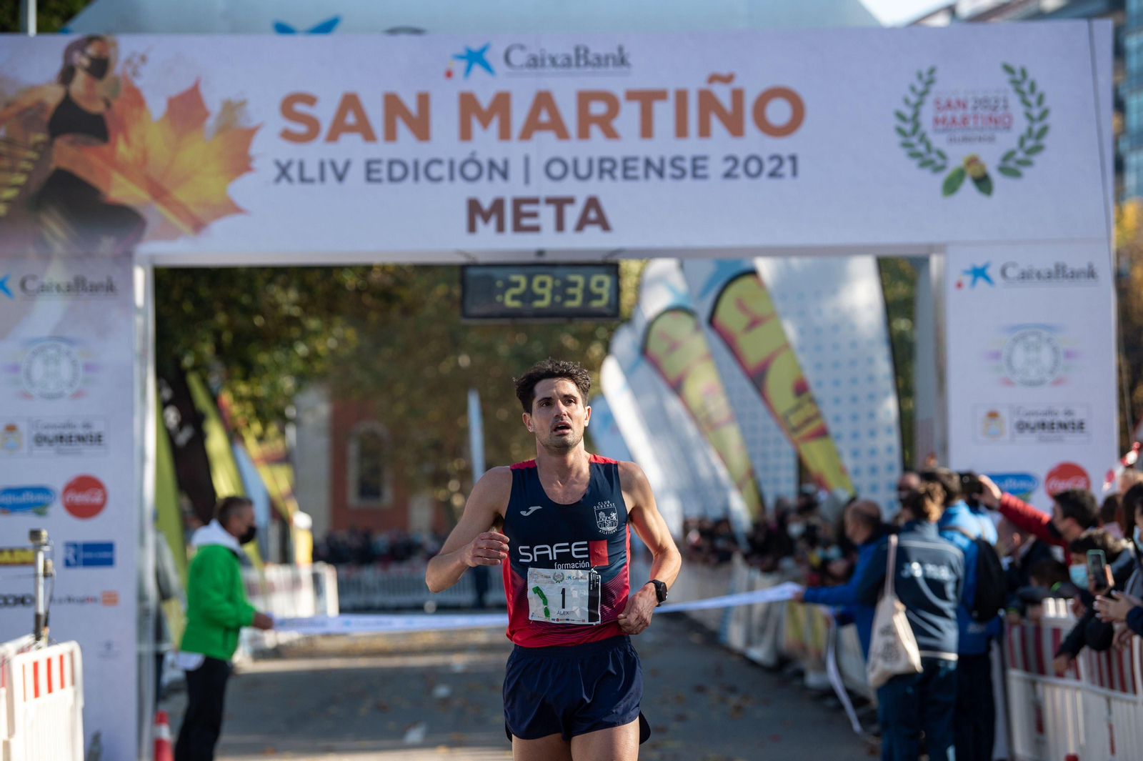 OURENSE (ENTORNO DO PAVILLÓN OS REMEDIOS). 14/11/2021. OURENSE. Carreira popular San Martiño 2021. FOTO: ÓSCAR PINAL

GAÑADOR DA CARREIRA, ALEJANDRO "ÁLEX" FERNÁNDEZ