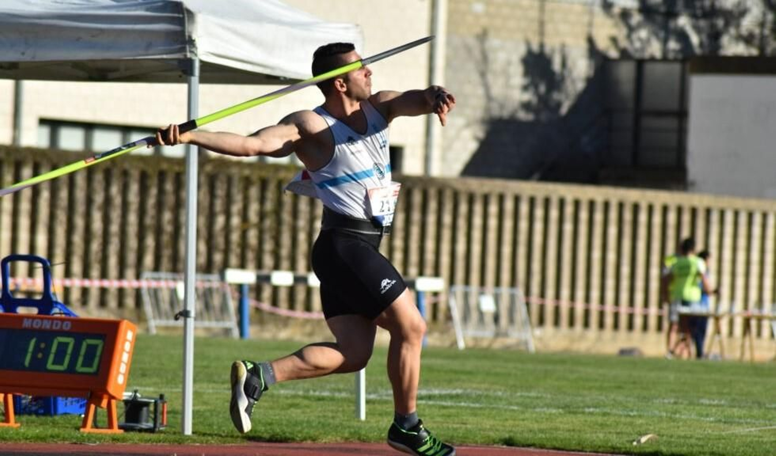 El lanzador rosaleiro Jonathan Correa, durante el Campeonato Gallego de lanzamiento de jabalina, en el cual quedó campeón.