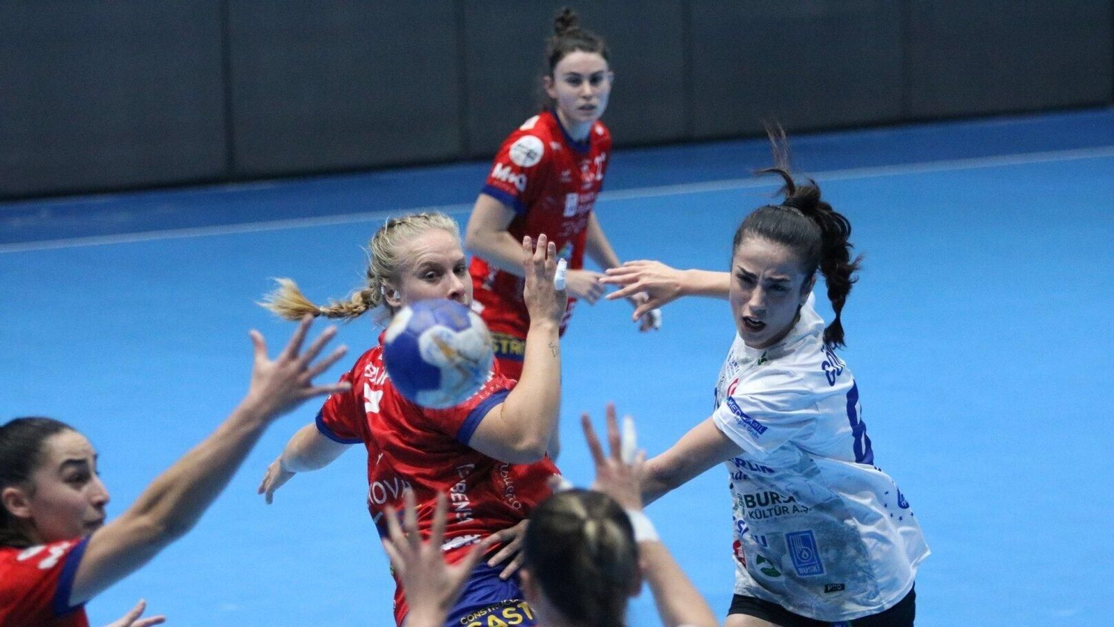 Aitana Santomé, Ekaterina Zukhova y Paulina Pérez Buforn, en una acción defensiva ayer en el encuentro de ida de la eliminatoria en Bursa.