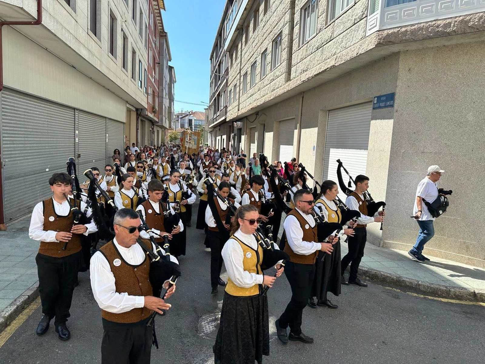 Los pasacalles con la Banda de Gaitas y Percusión de Xinzo de Limia llenaron las calles de la villa.