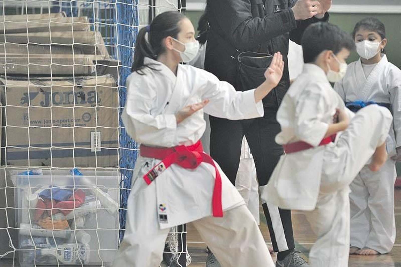 La mascarilla, compañera insaparable de los competidores.