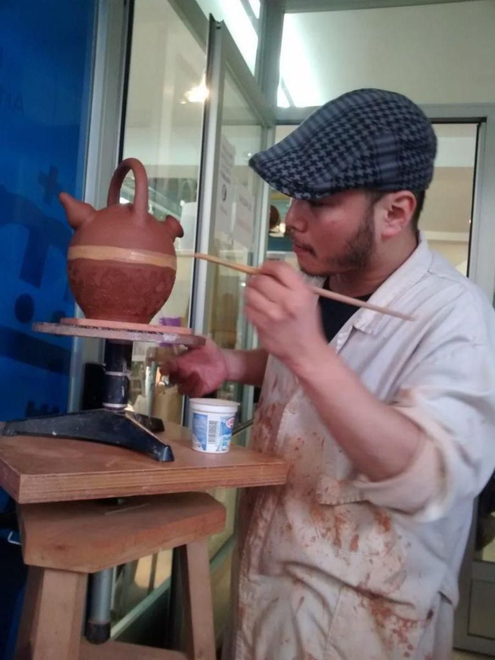 Masakazu Shida traballando con barro.