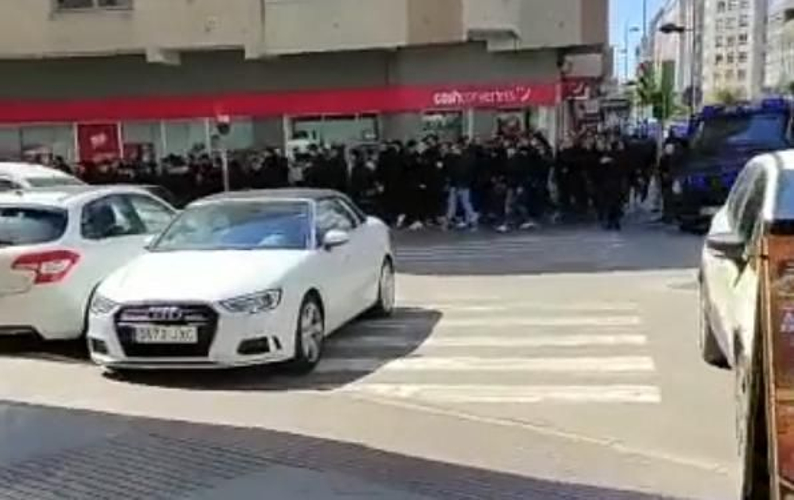 Aficionados Ultra Sur del Real Madrid siendo reconducidos por la policía.