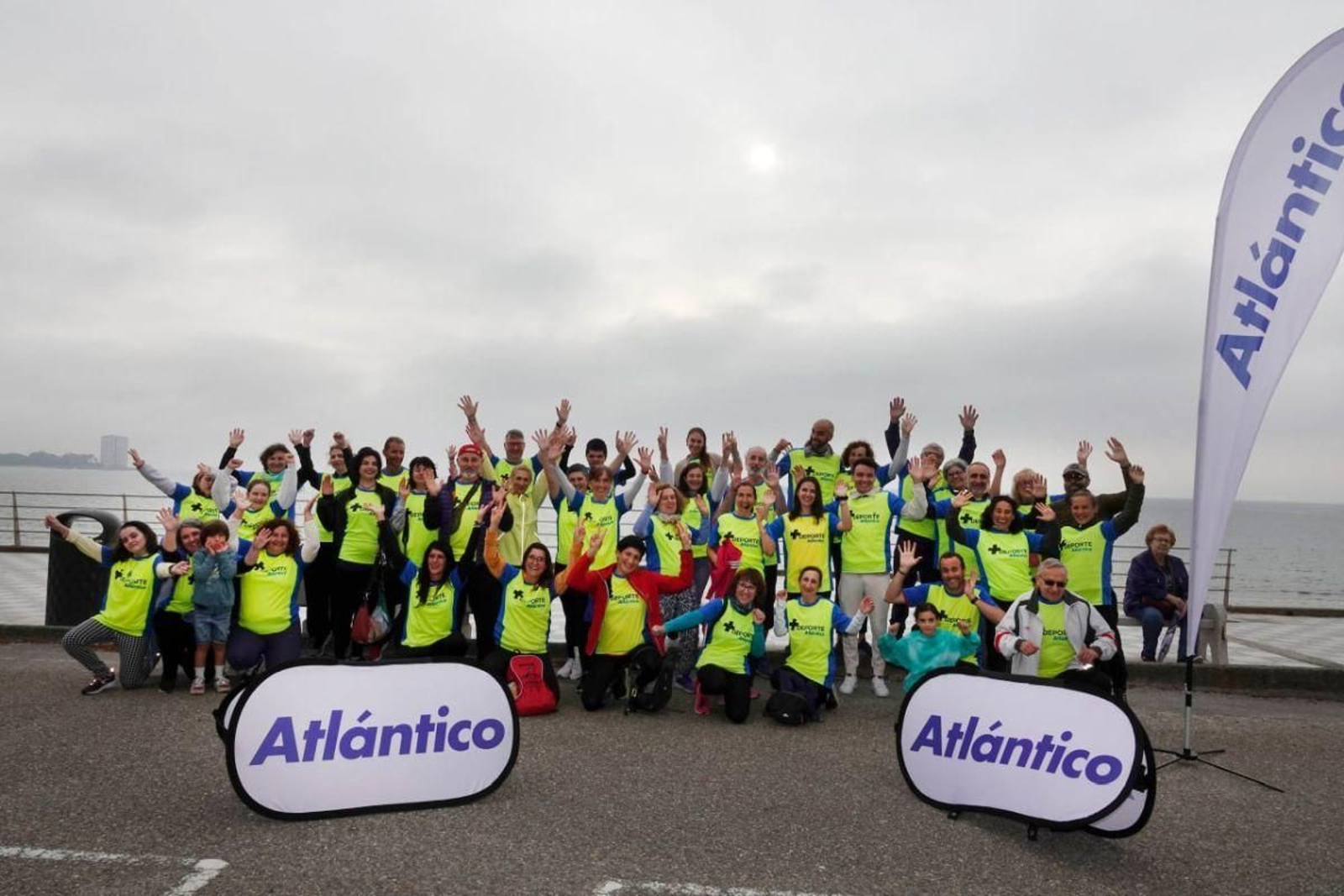 Medio centenar de personas acudieron a la sesión de taichí en Samil impartida por Ángeles Cristóbal Oya, que realizó una jornada accesible a todo tipo de practicantes y, entre los asistentes, se encontraban niños.