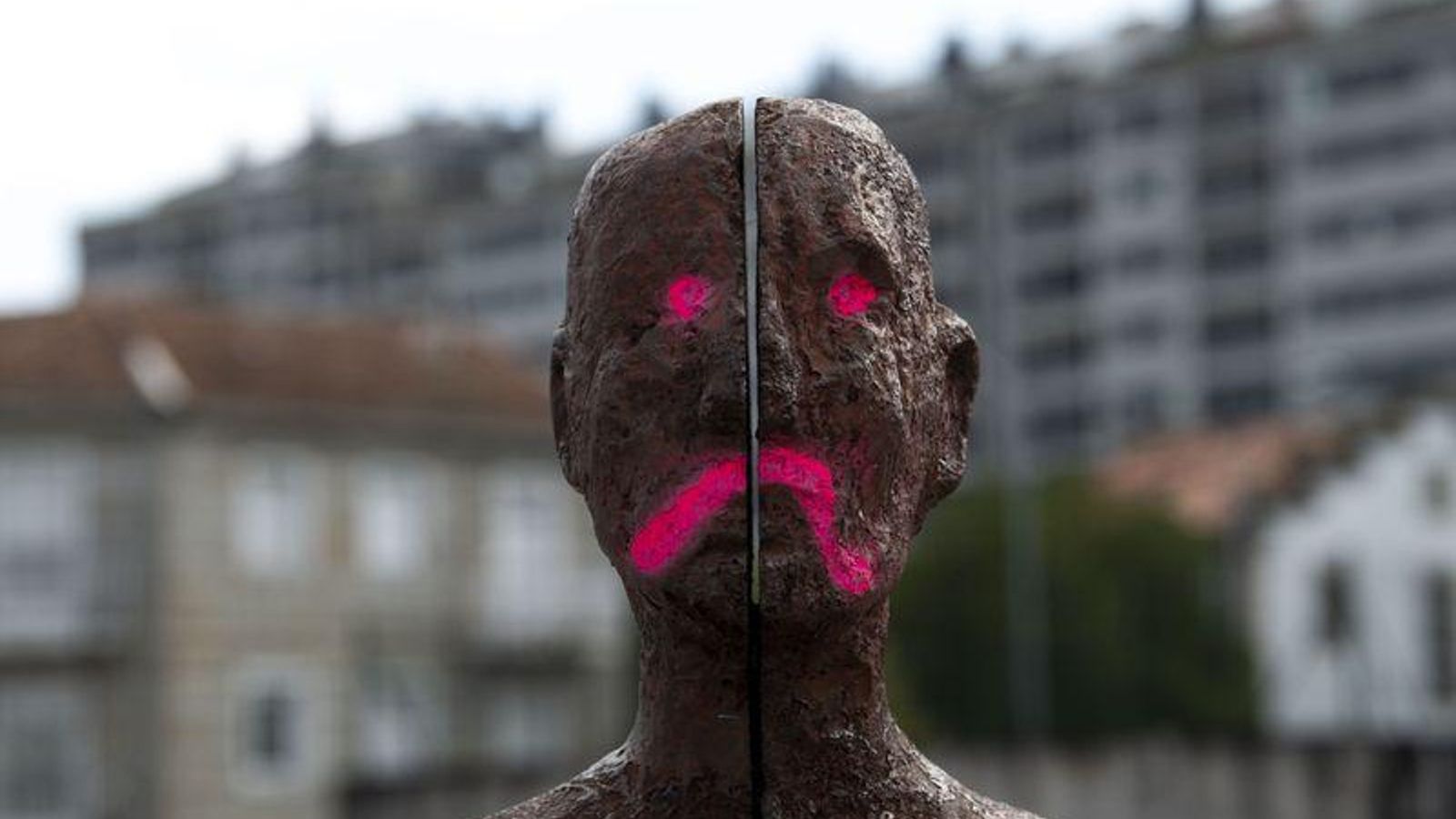 OURENSE (EXTERIOR AUDITORIO MUNICIPAL). 04/10/2020. OURENSE. La escultura de Álvaro de la Vega en el exterior del Auditorio Muncipal presenta pintadas. FOTO: ÓSCAR PINAL 