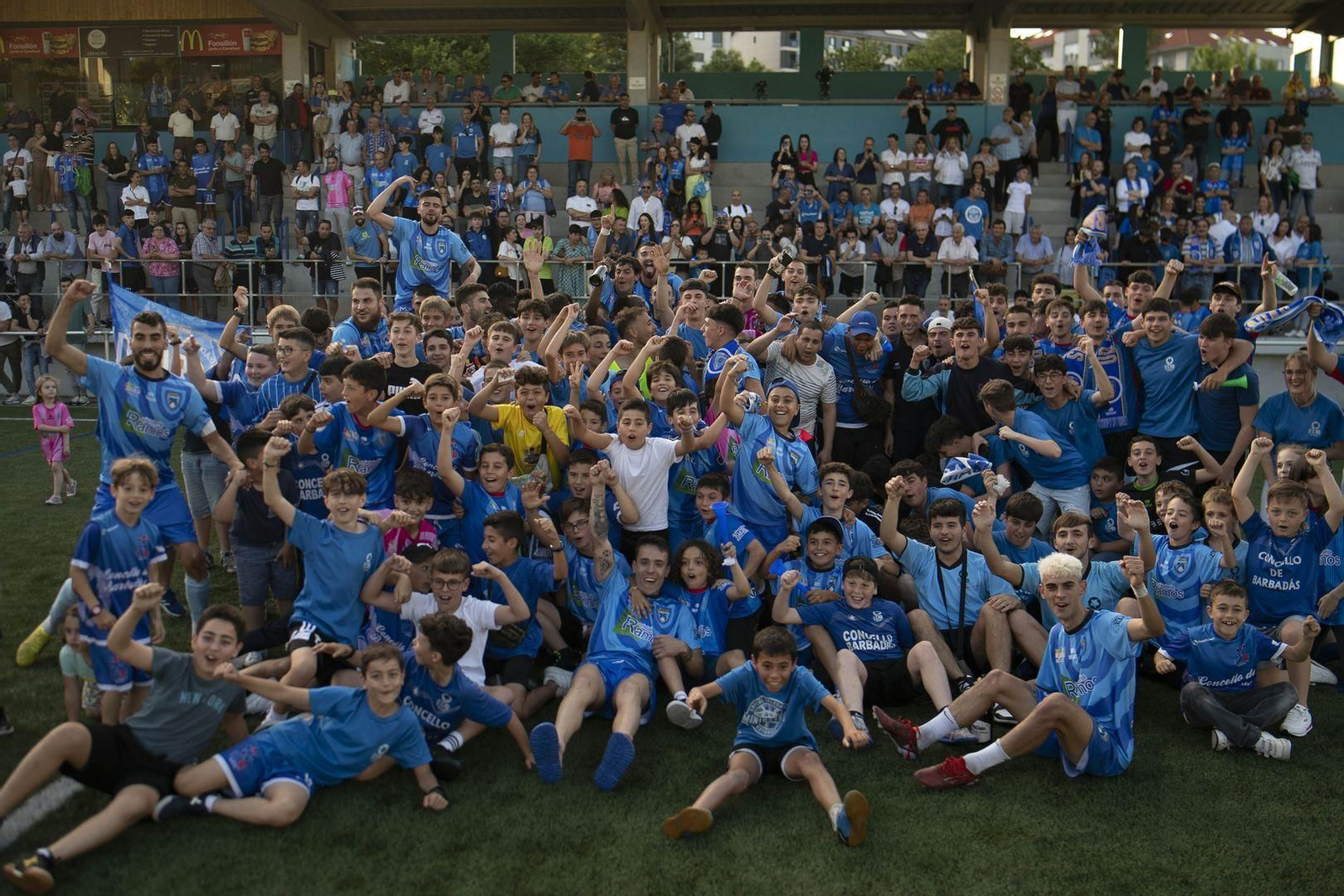 A Valenzá (Barbadás). 07/05/2023. Partido de fútbol de Preferente Galicia entre a UD Barbadás e a UD Atios, onde conseguiu o ascenso matemático a 3ª división o Barbadás.
Foto: Xesús Fariñas