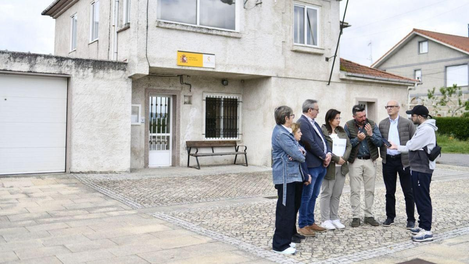 Los populares delante del cuartel de Trasmiras.