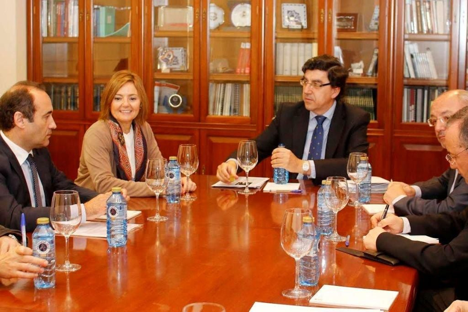 La decana del Colegio de Abogados, Lourdes Carballo, ayer con el delegado López-Chaves.