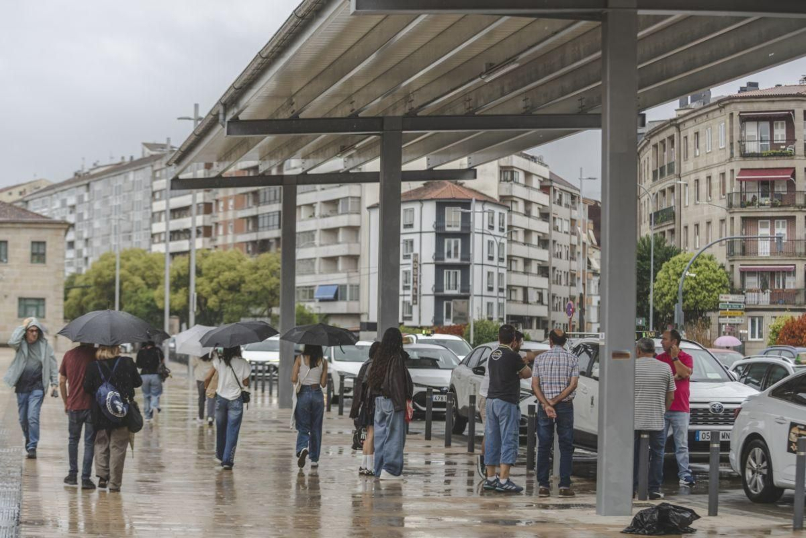 La marquesina no evita que la gente siga necesitando un paraguas