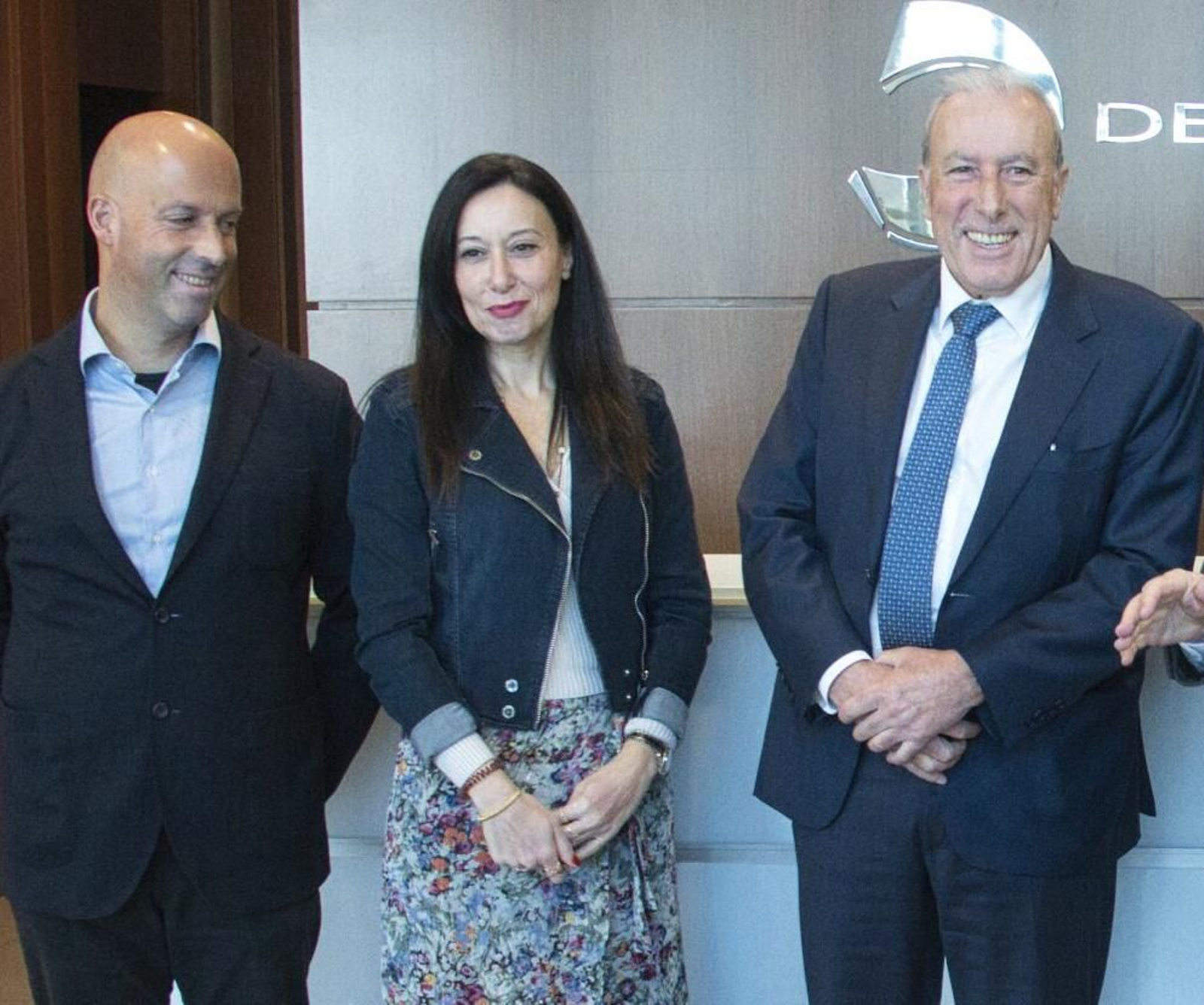 Francisco Puga, presidente de Delta, con dos de sus sobrinos.