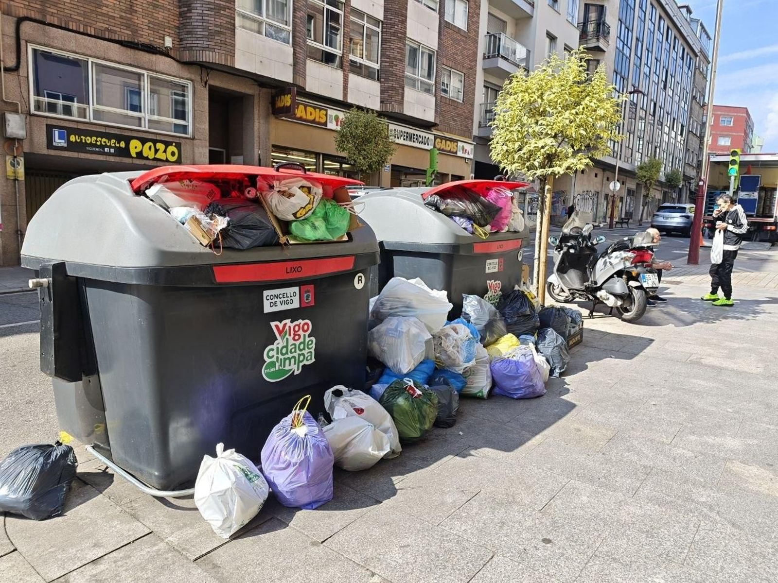 Galería | Vigo, bajo la presión de la basura tras tres días de huelga