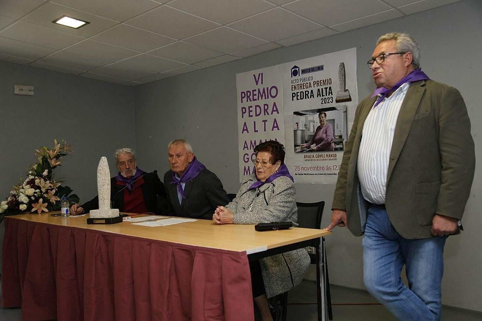Sergio Pazos, Delfín Caseiro, Amalia Gómez y Antonio Míguez durante el acto de entrega del premio.