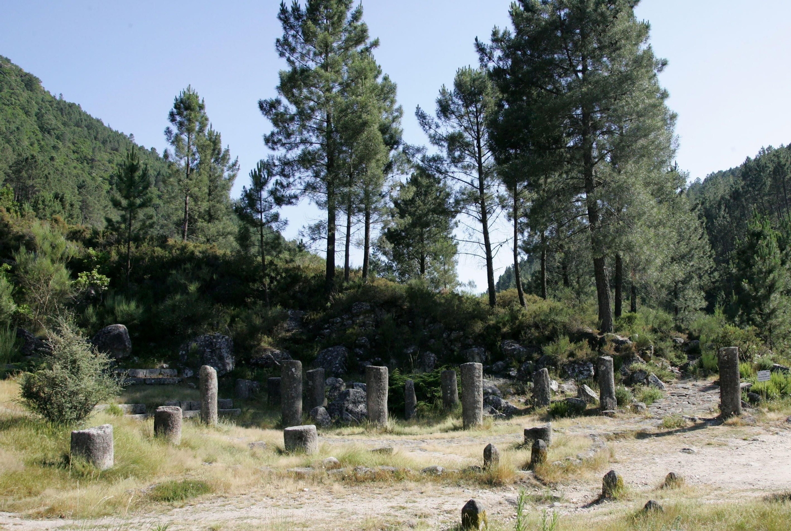 Conjunto de miliarios en Lobios, en el itinerario de la Vía Nova romana a Portela do Home.