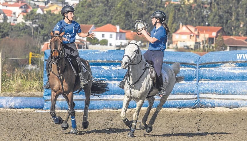 El balón, envuelto en un armazón de cuero, va de mano en mano hasta la canasta del equipo rival.