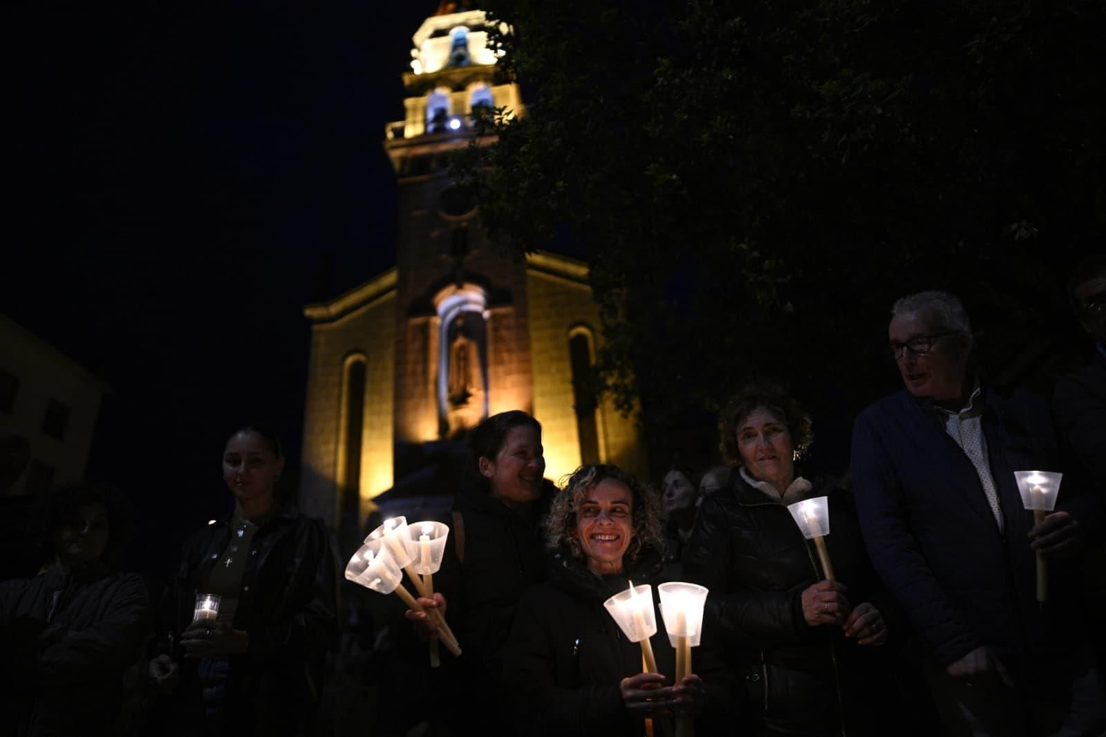 Fieles de todas las edades portaron sus antorchas y velas encendidas en señal de promesa, agradecimiento y fe.