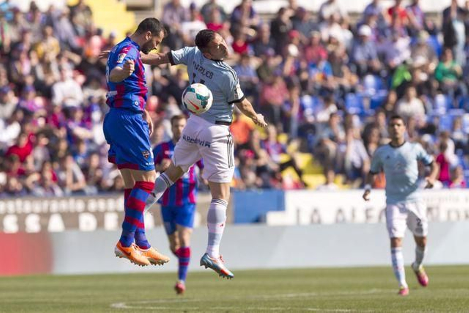 Charles trata de llegar a un balón aéreo con Vyntra.
