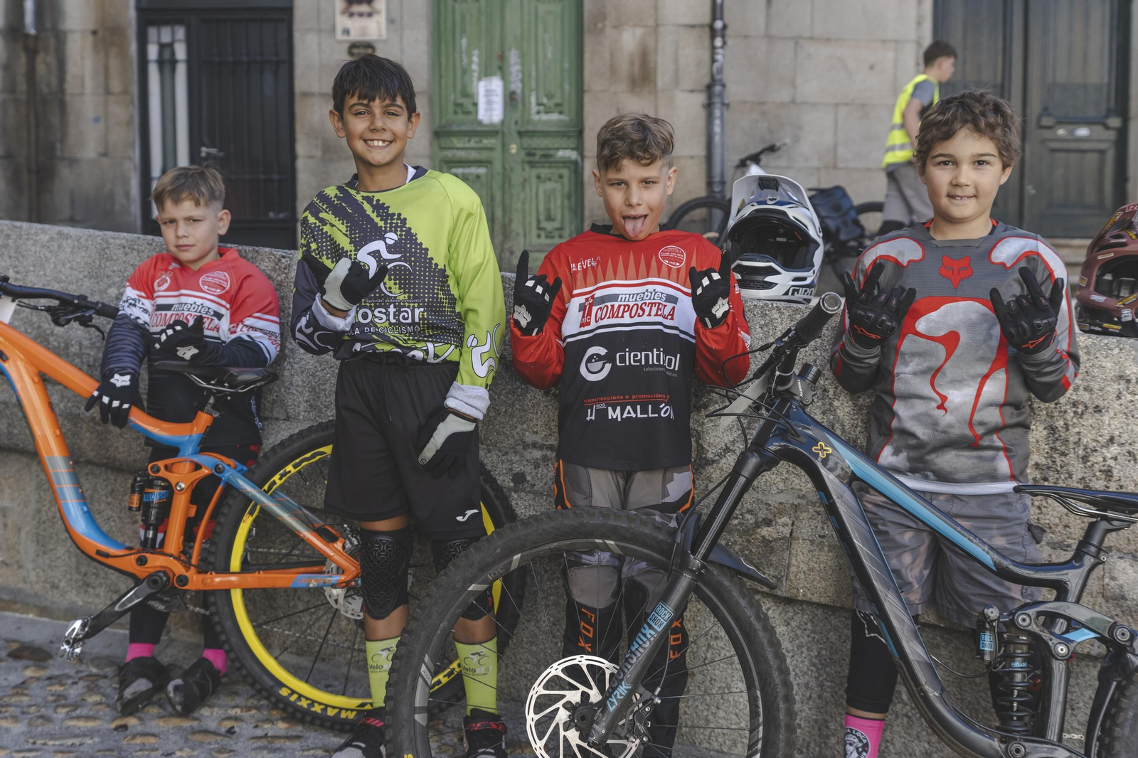 Los bikers, cuesta abajo, pero con frenos por el Casco Vello de Ourense