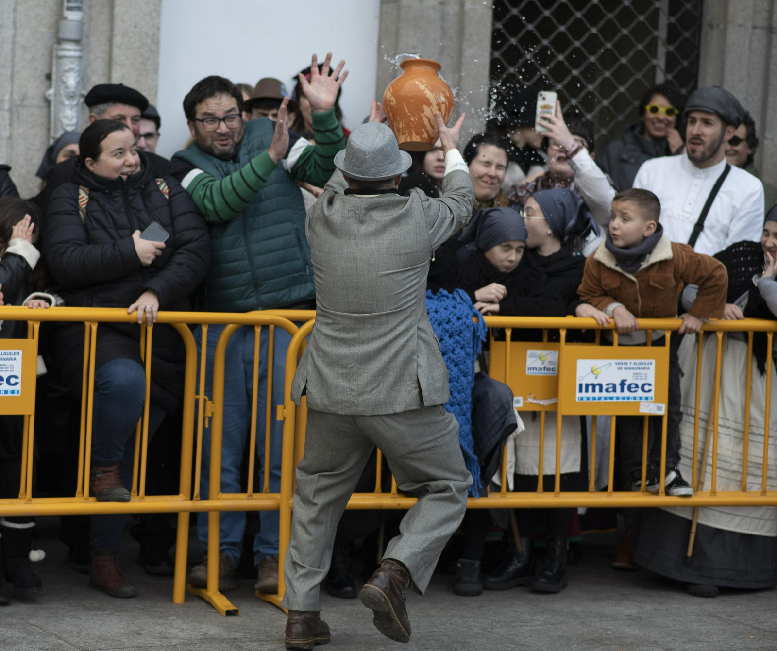 Galería |  Xinzo celebra su Domingo Oleiro con las olas volando en la Plaza Mayor