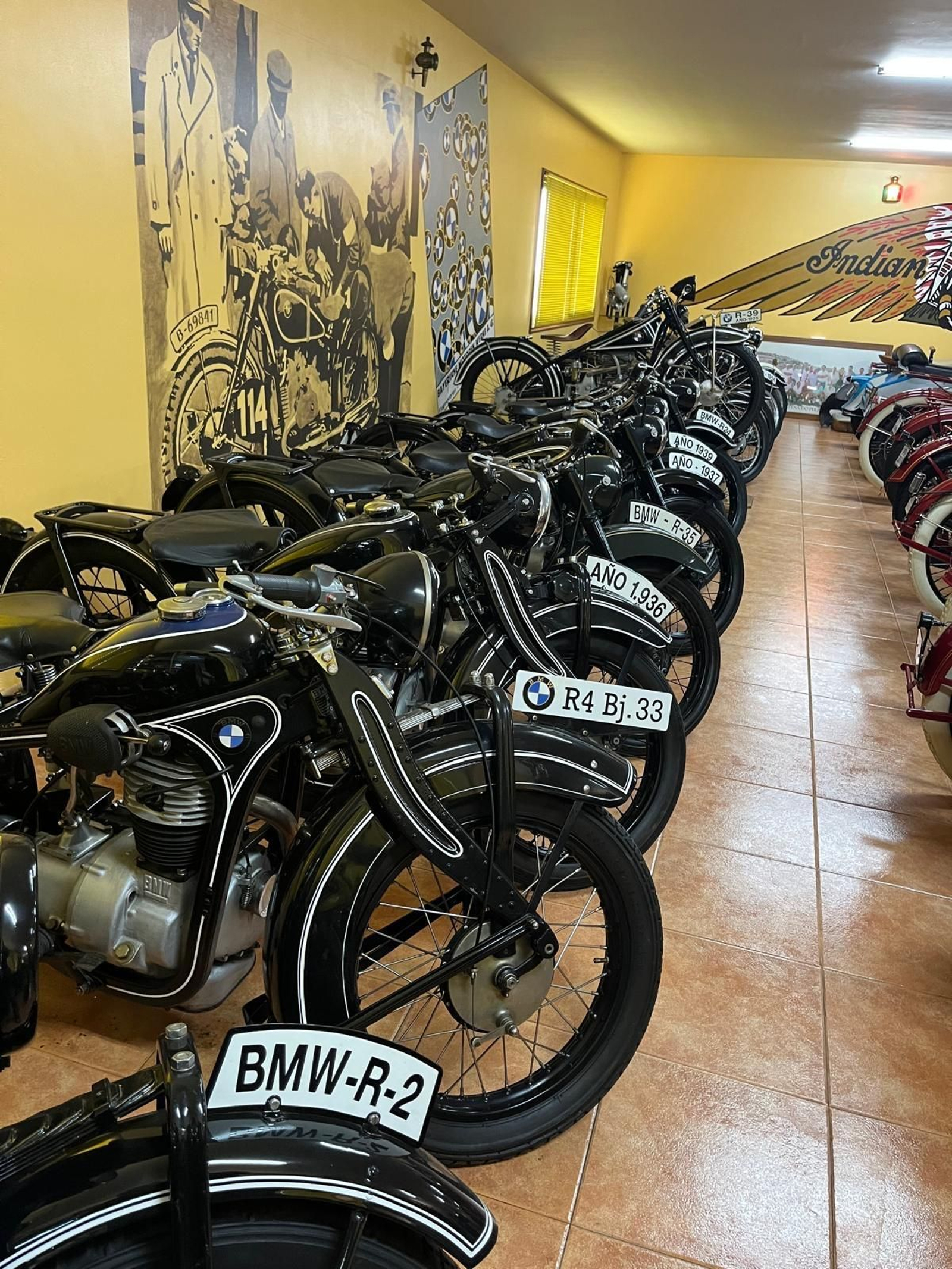 Galería | Un colección de privada y única de casi 200 motos clásicas