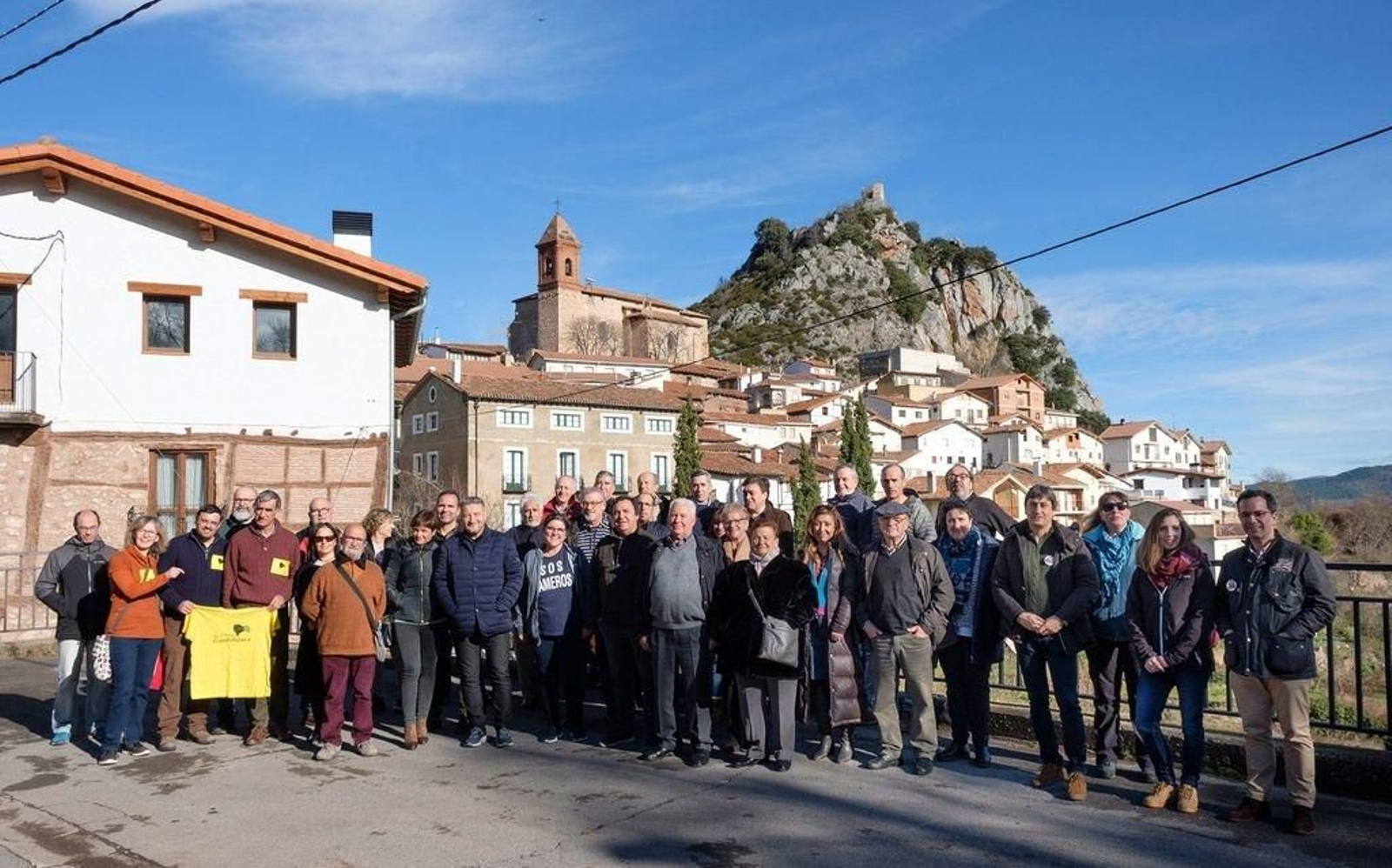 Participantes en la reunión posan en Nieva de Cameros.