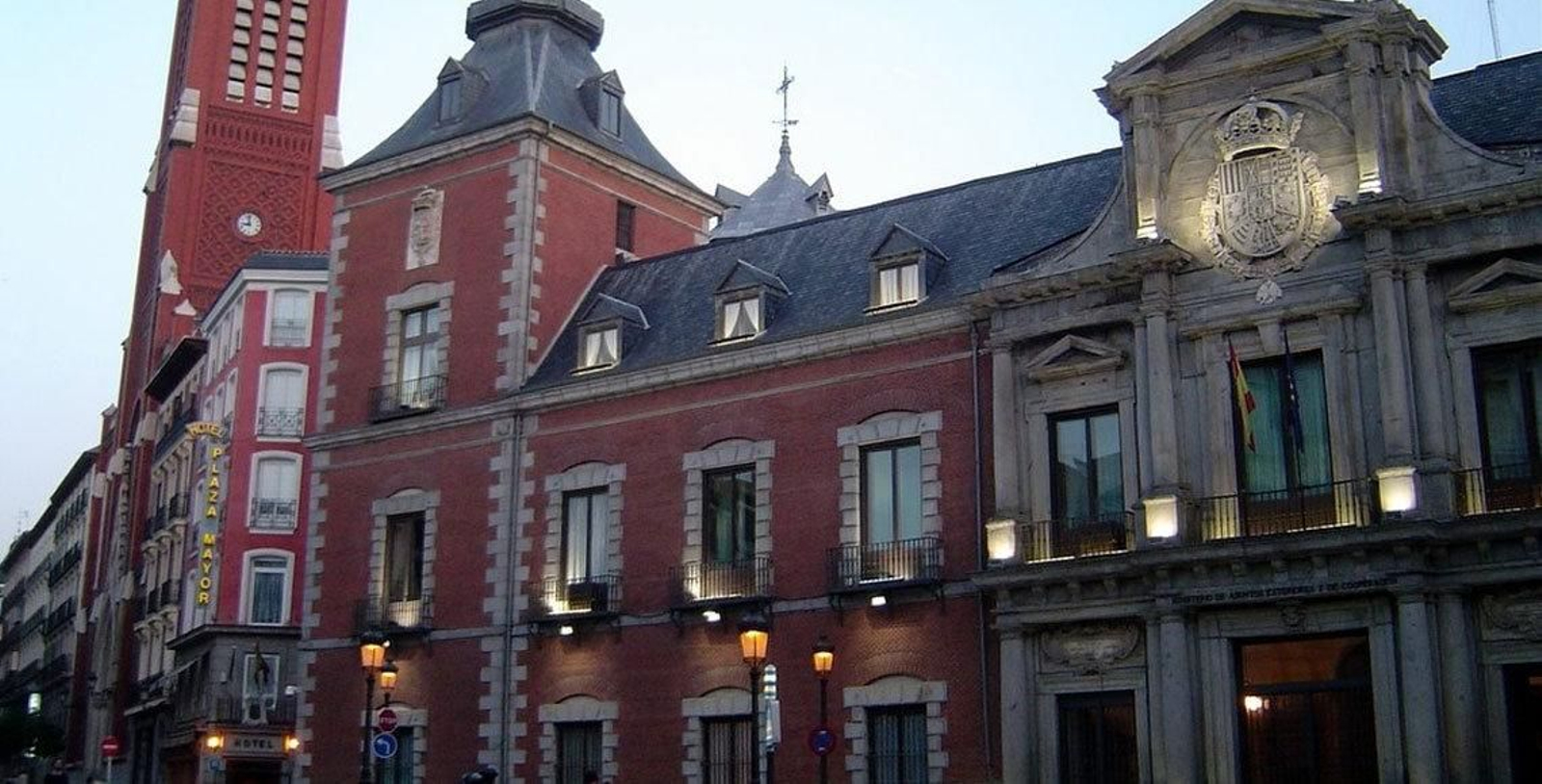 El Ministerio de Asuntos Exteriores ha habilitado un teléfono para aquellas personas que tengan datos o necesiten recabar información sobre los pasajeros del avión.