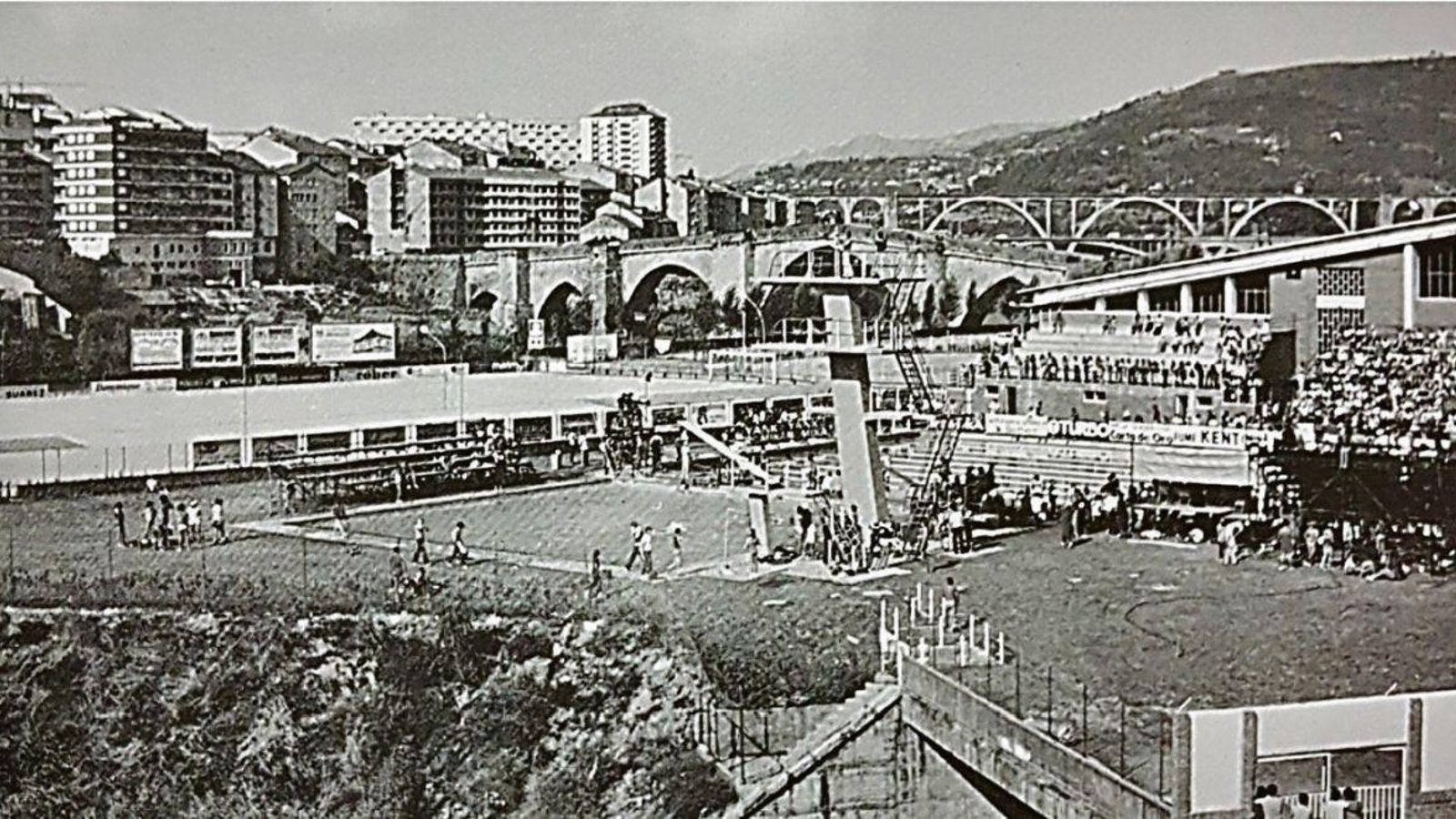 La piscina con el globo.