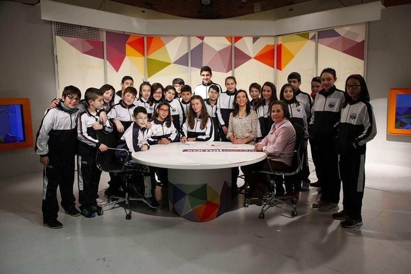 Alumnos, presentado e concursantes posaron todos xuntos ao remate da gravación.