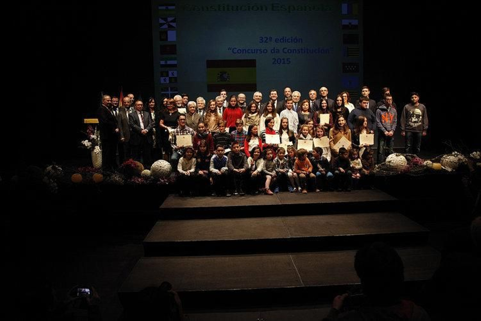 Foto de familia con los premiados en el concurso de la Constitución, el jurado, las autoridades que entregaron los galardones y los ganadores de las menciones especiales.