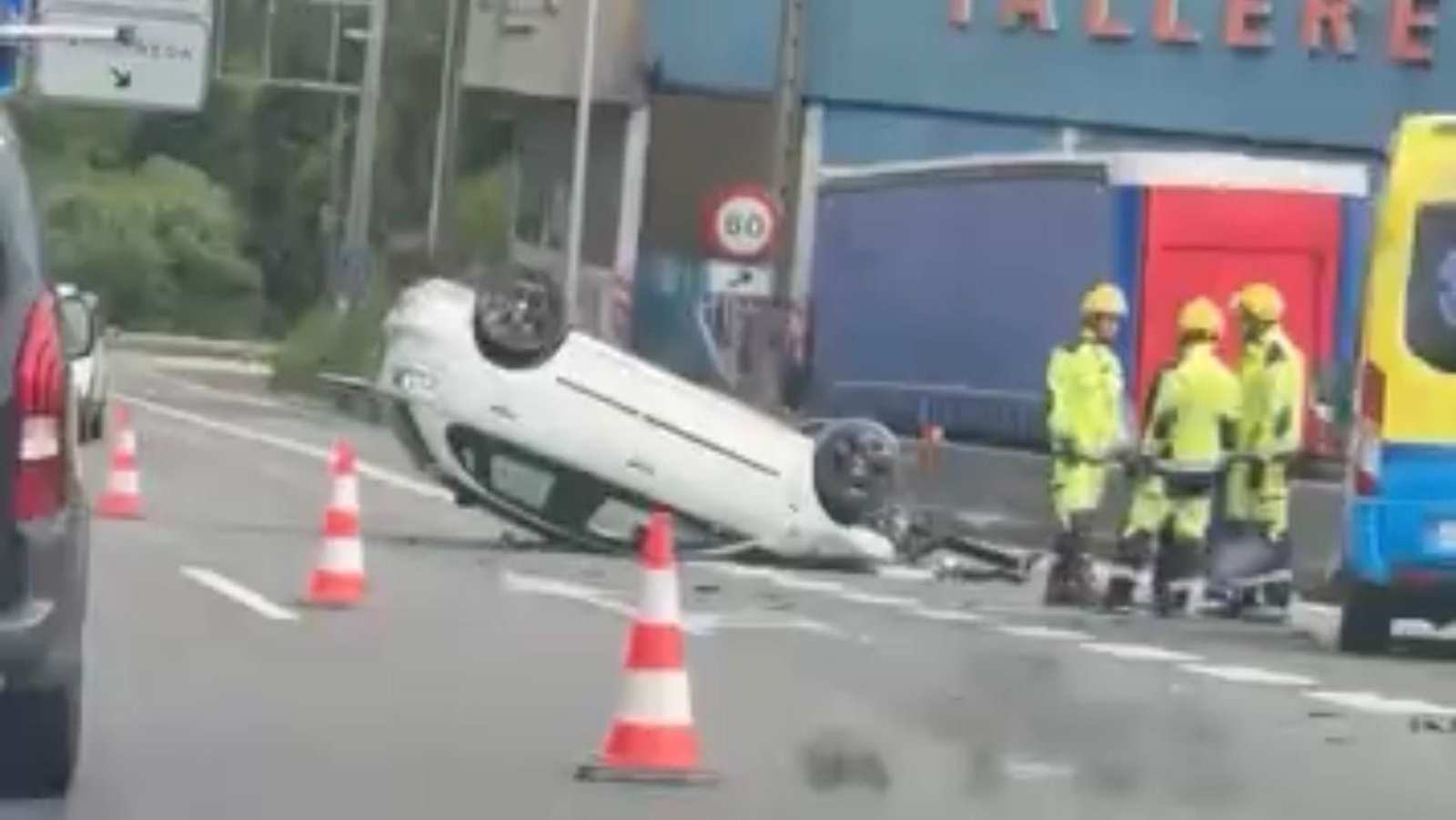 Imagen del coche volcado en Mos este miércoles.