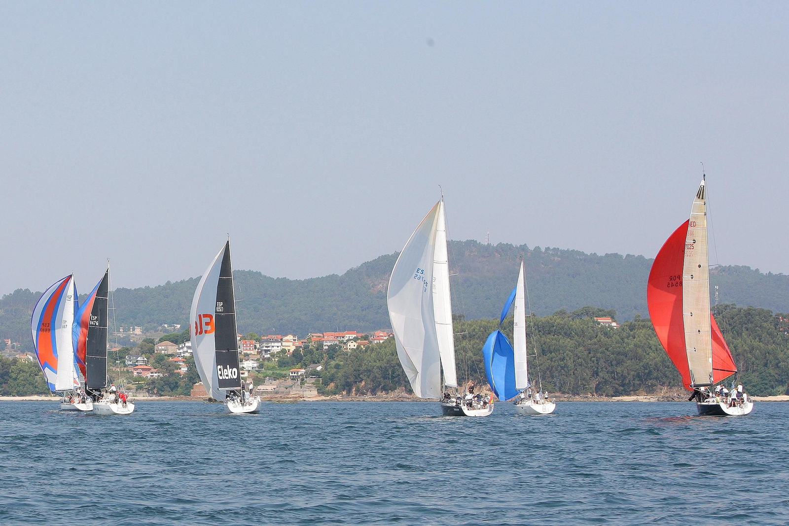La cuarta y última etapa de la Regata Rías Baixas contó con una pugna de infarto por el primer puesto entre “Deep Blue 2.1” y “Urbapaz”.