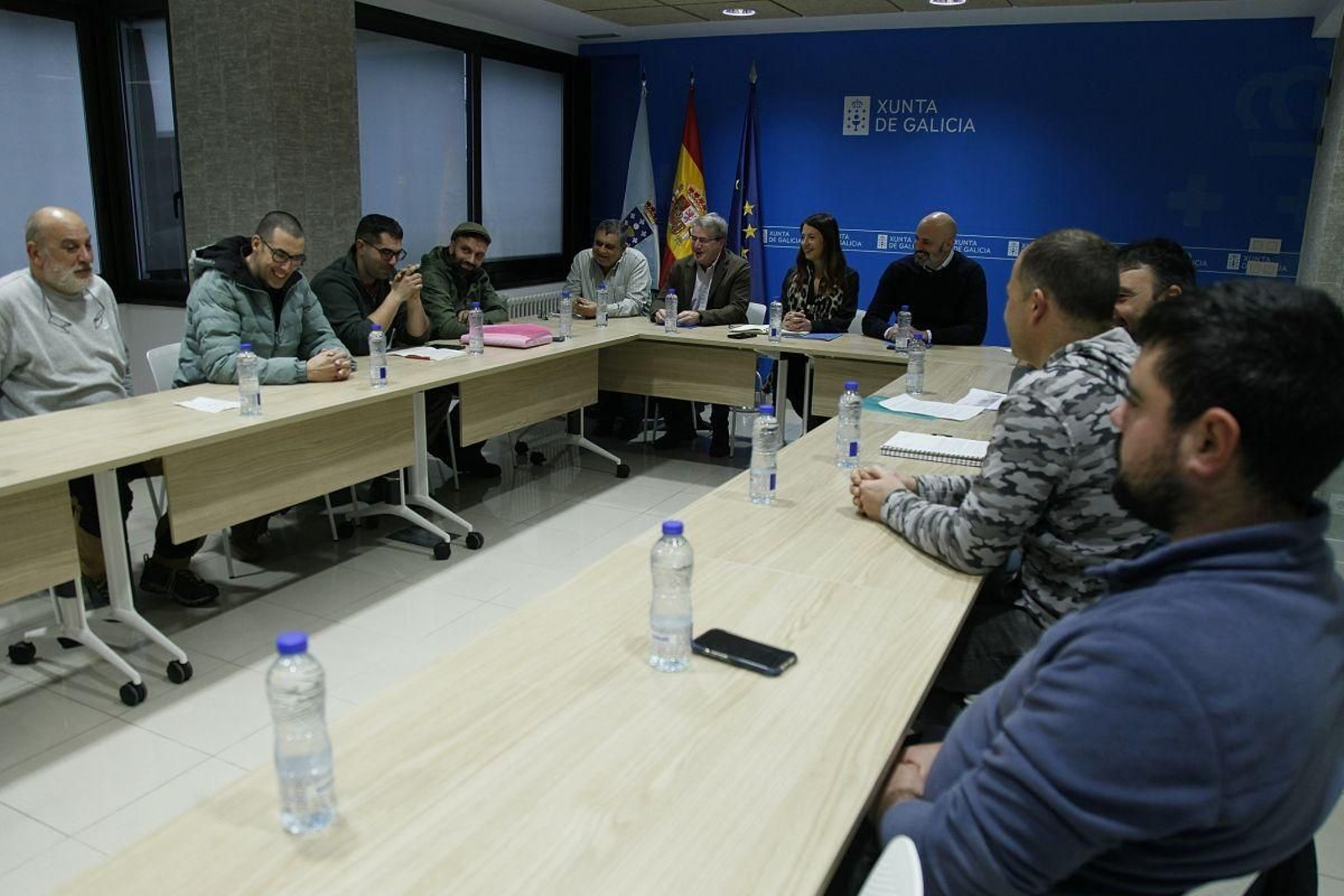 Reunión entre los ganaderos y la Consellería de Medio Rural en la Delegación de la Xunta