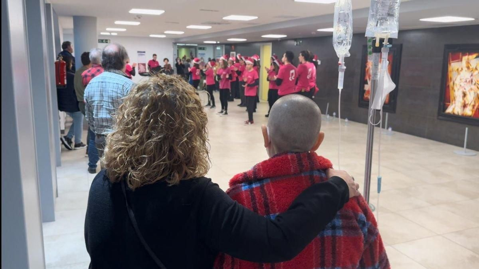 Un paciente y su familiar disfrutan de una de las actuaciones musicales en el CHUO.