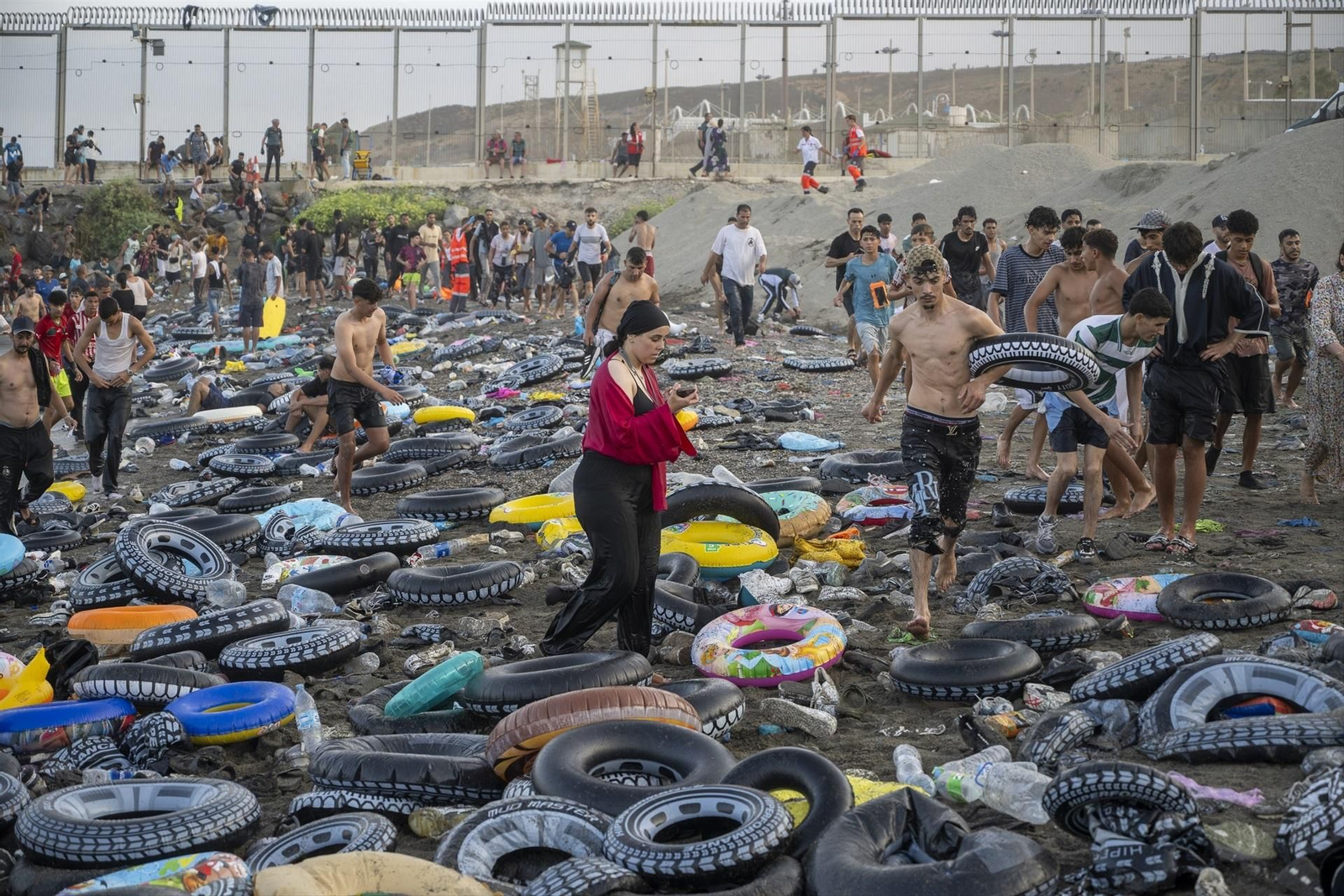 Galería | Miles de marroquíes cruzan a Ceuta en el segundo día de la crisis migratoria, en fotos