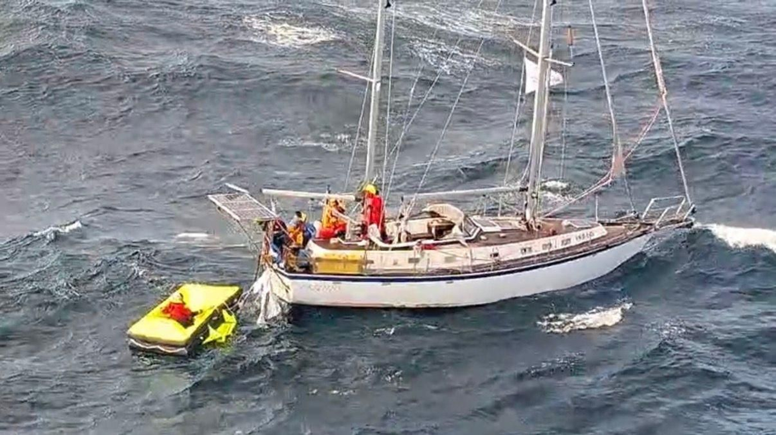 Rescatadas seis personas a bordo de un velero a 155 millas de Vigo.