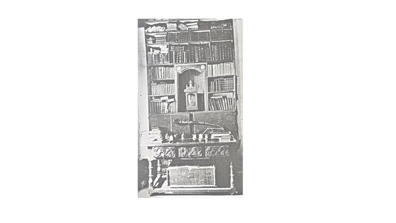 Librería del tiempo de Feijóo conservada en la casa del Pardre Feijóo.