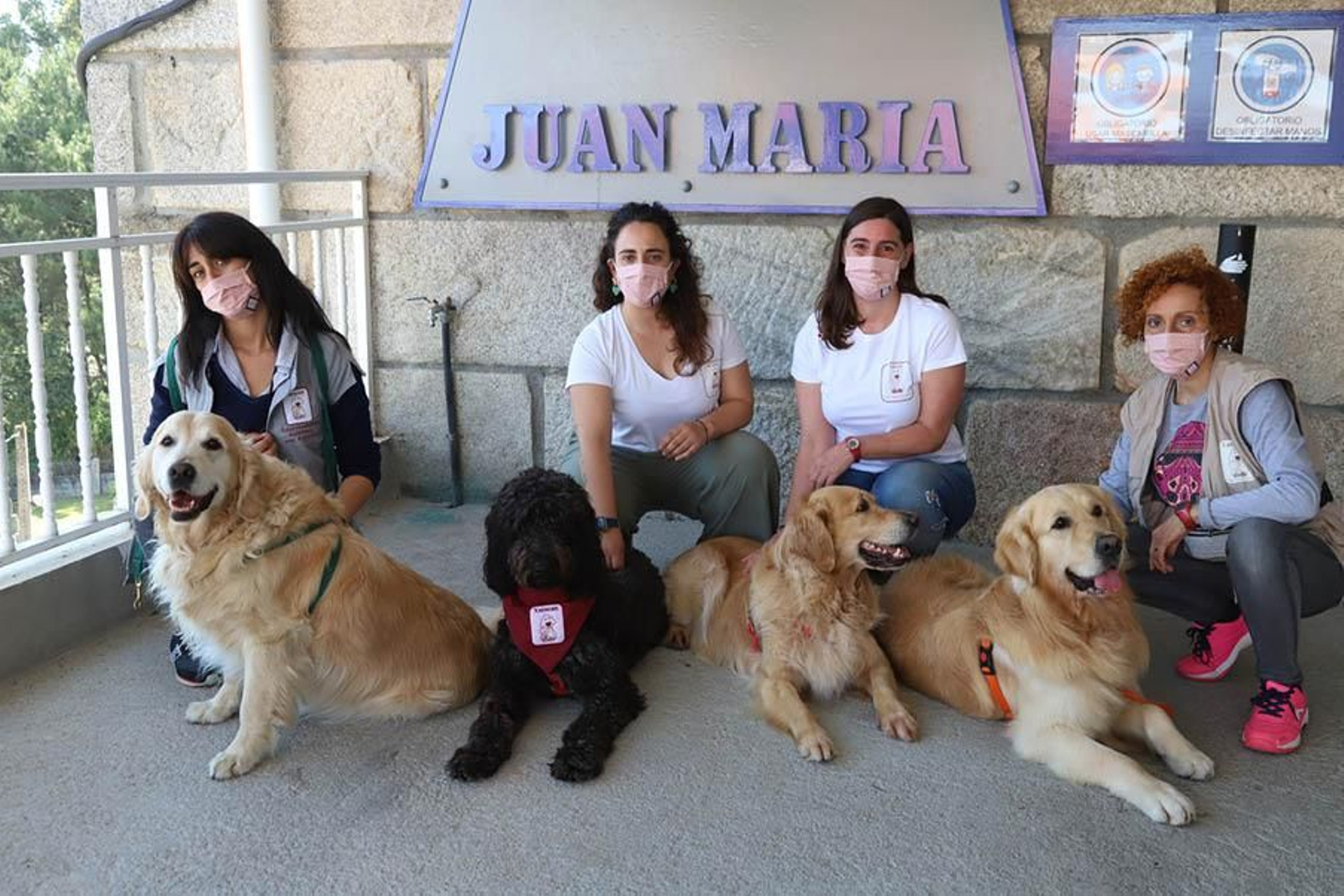 Uxía con “Eco”; Julia y “Morgan”, Alicia con “Goofi” y Loly con “Ross” en el colegio “Juan María”.