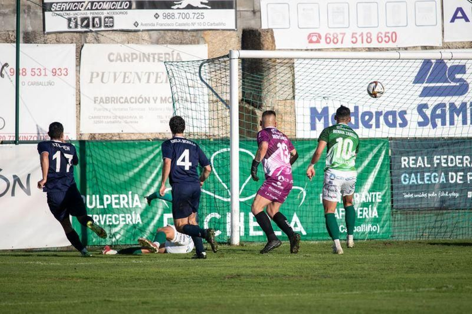 El visitante Steven culmina con el balón en la red la acción del primer gol (ÓSCAR PINAL).