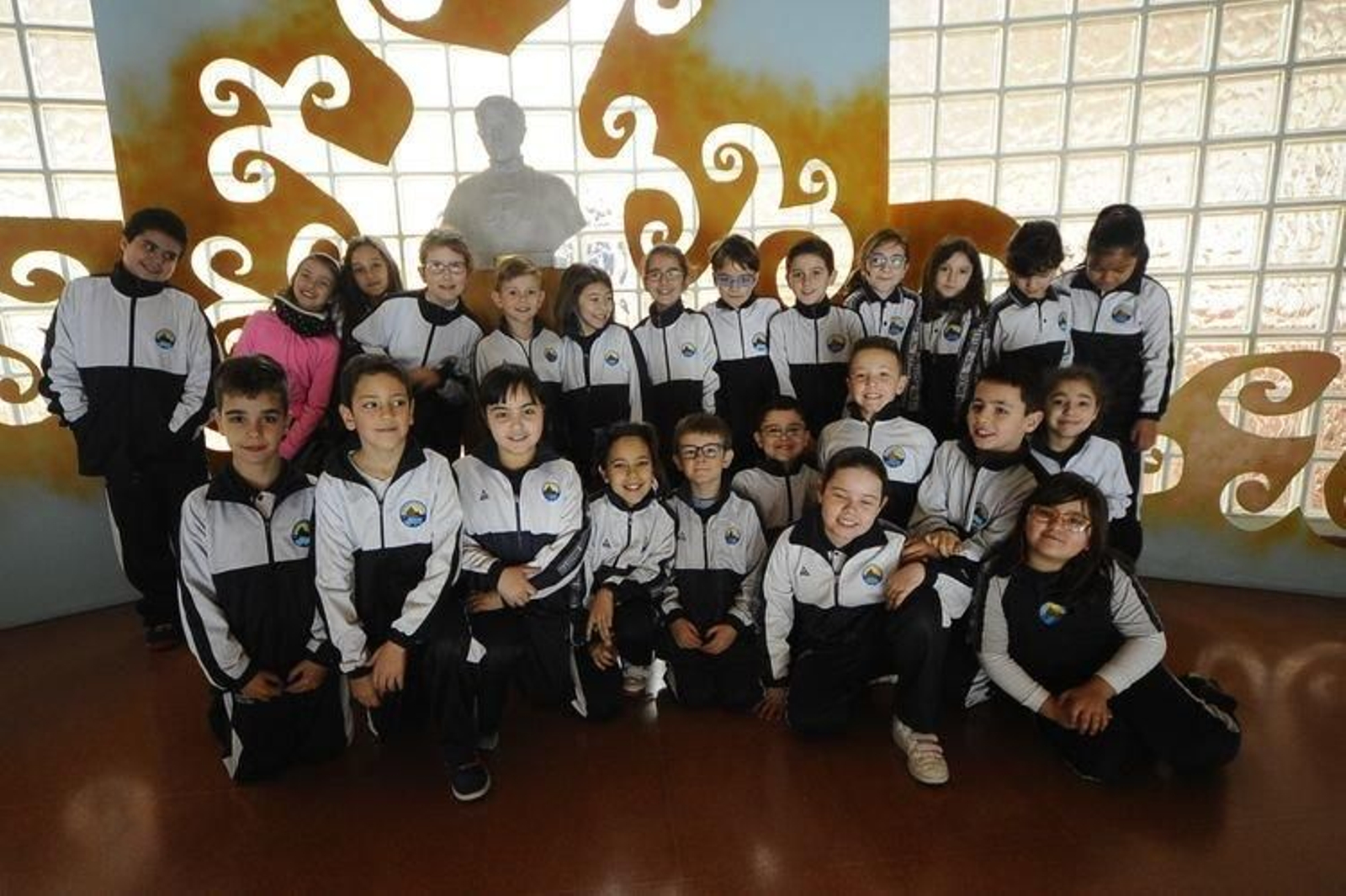 Un grupo de alumnos do centro poasa ante o busto de Francisco Blanco Nájera.