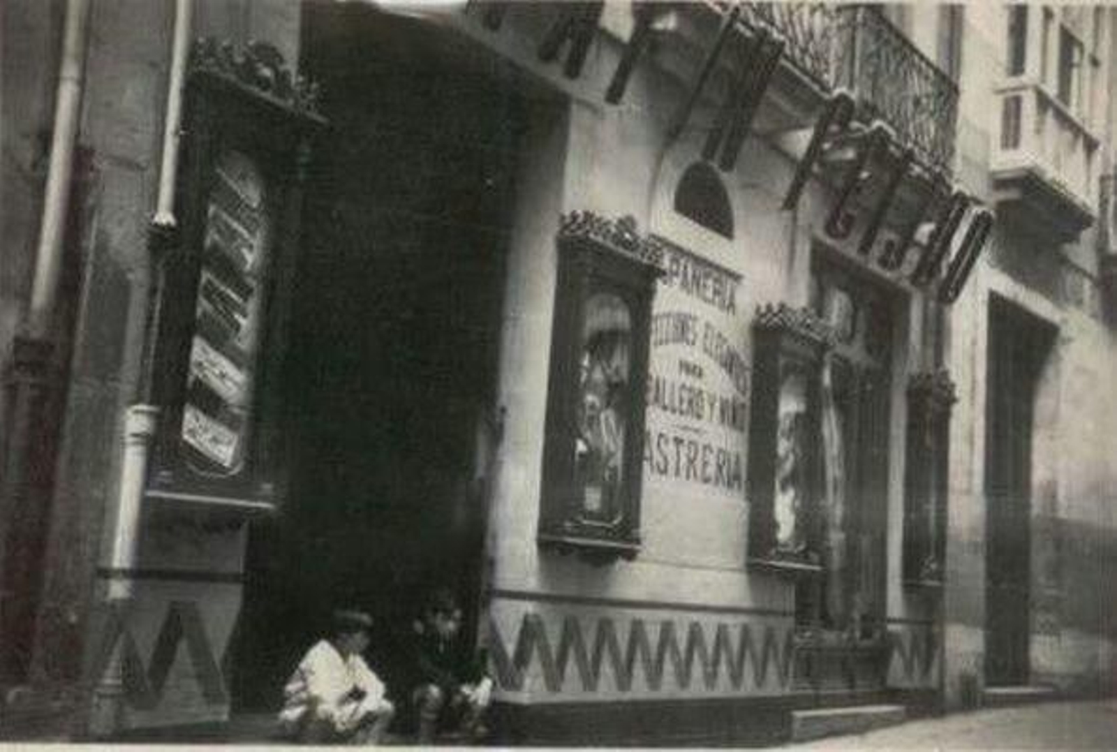 Ourense (circa 1915): Lamas Carvajal 5, al lado de Alfredo Romero, donde hoy está Duarte. El nº 9 de aquellas era el Liceo.