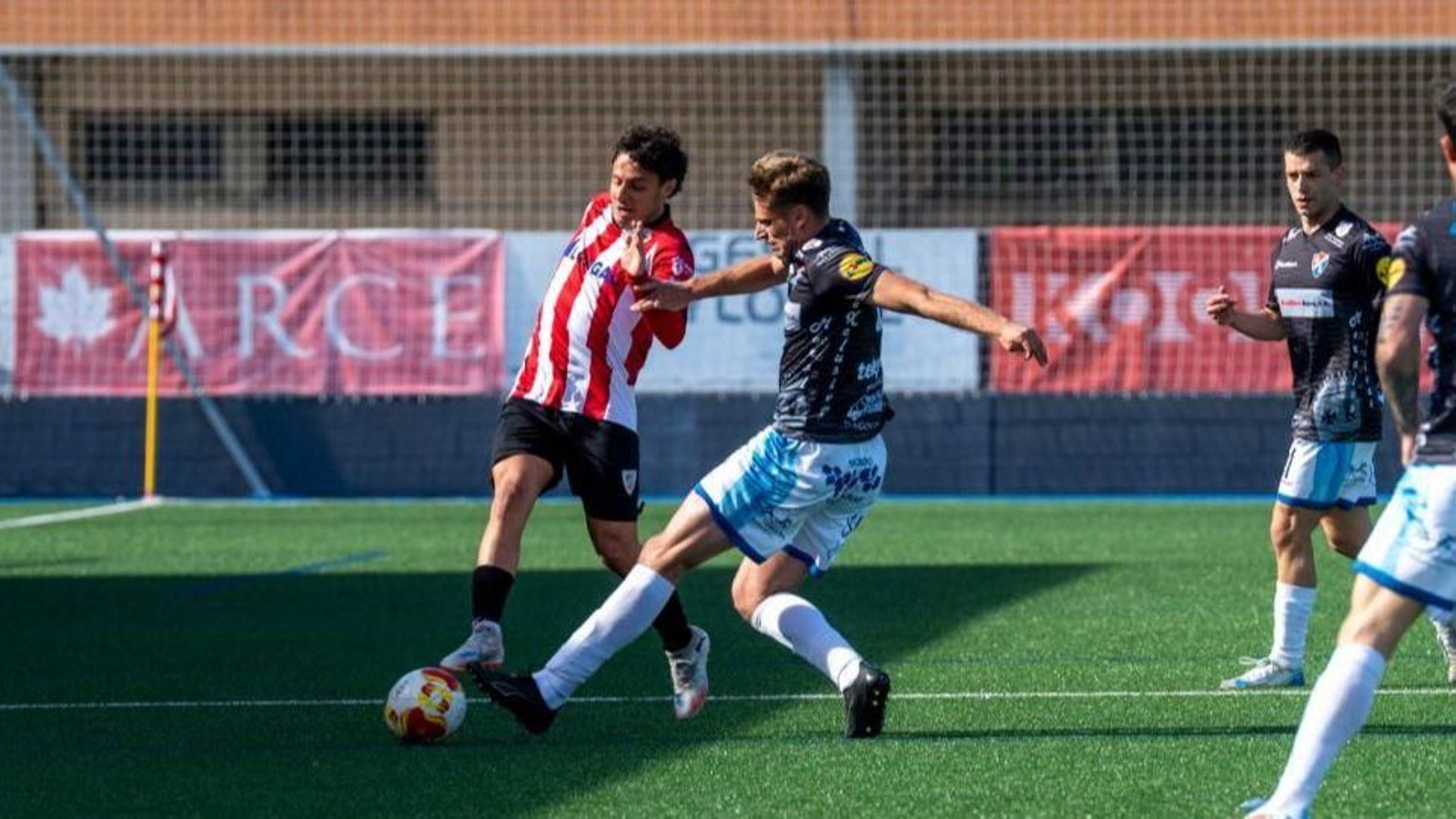 Andrés Calvo, defensa del Barco, intenta robarele la pelota al local Iván Vázquez.