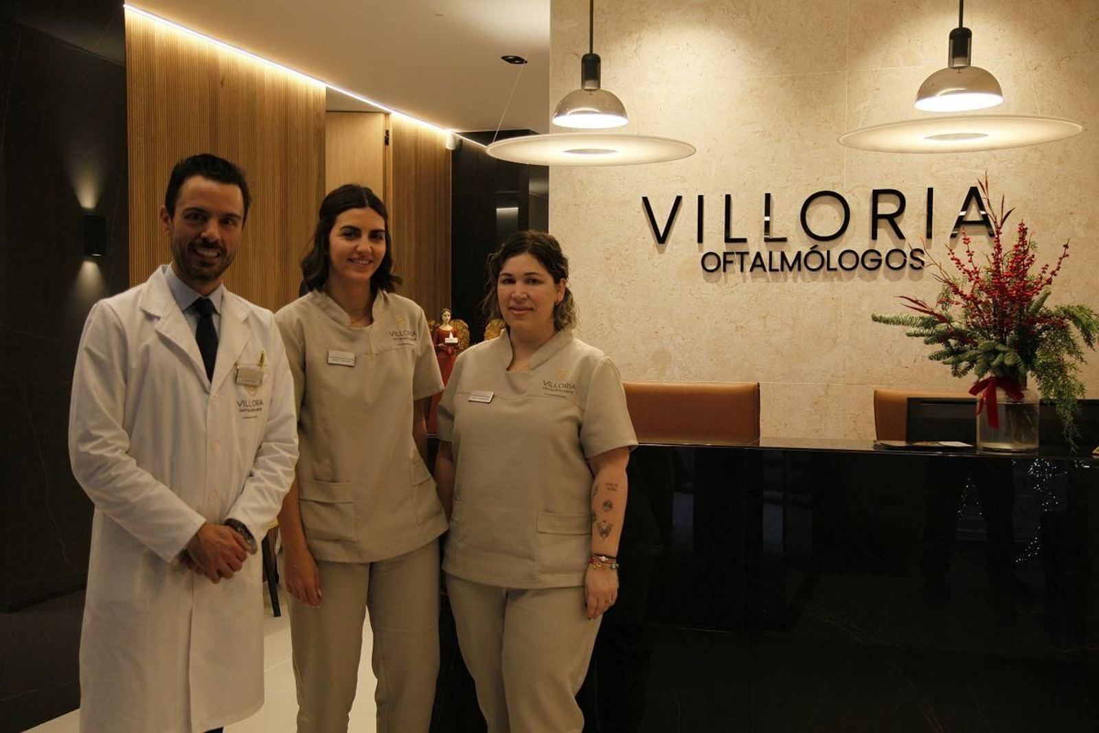 Daniel, Andrea y Angie en la recién abierta Clínica Villoria en Juan XXIII, Ourense.