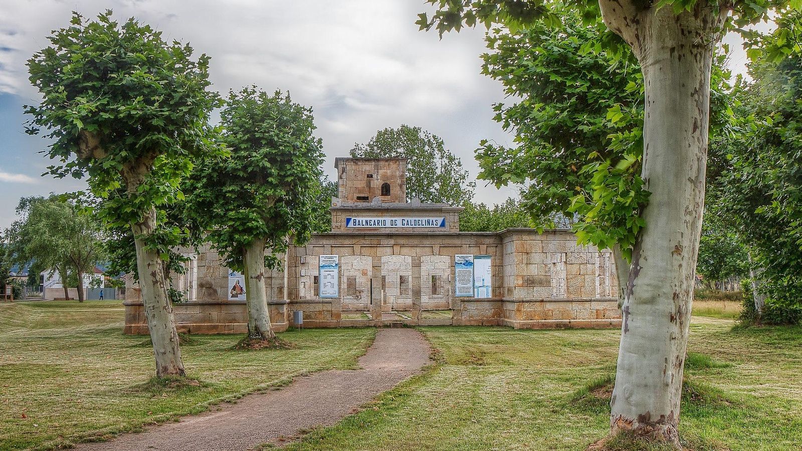 Edificio del balneario histórico de Caldeliñas.