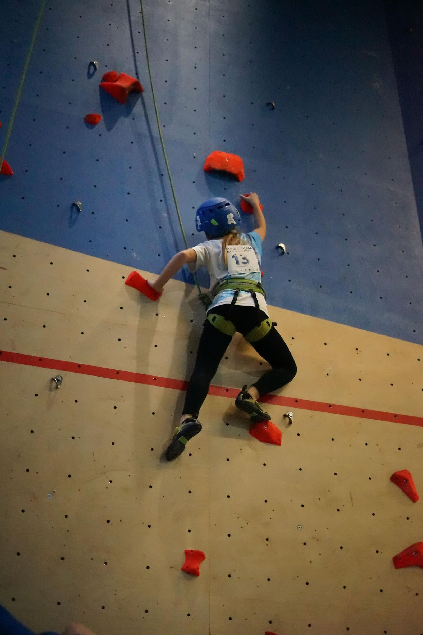 La pequeña escaladora sube a buen ritmo por el rocodromo.