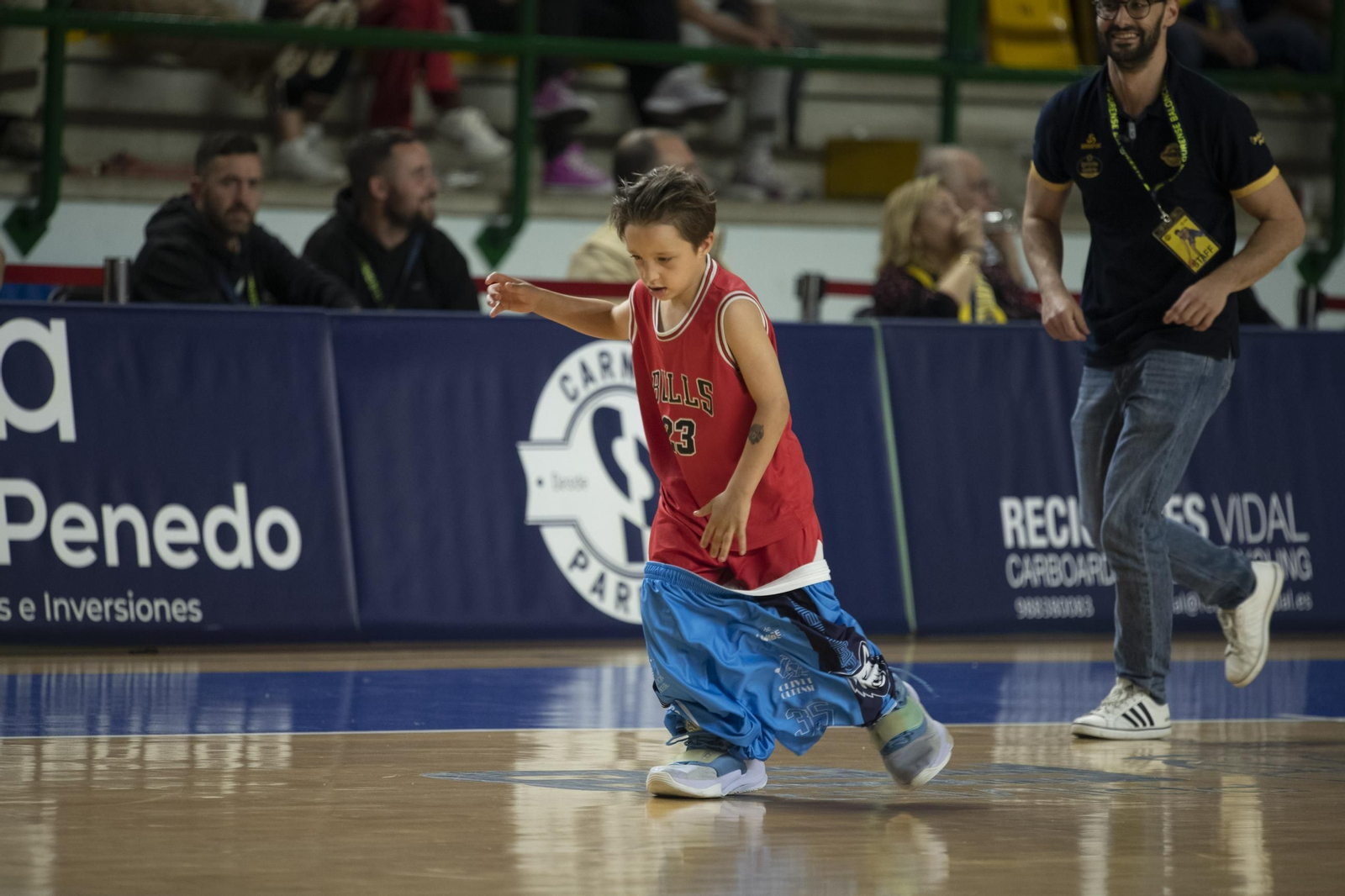 Galería | El Pazo aplaudió a un COB que lo dejó todo ante el Palencia