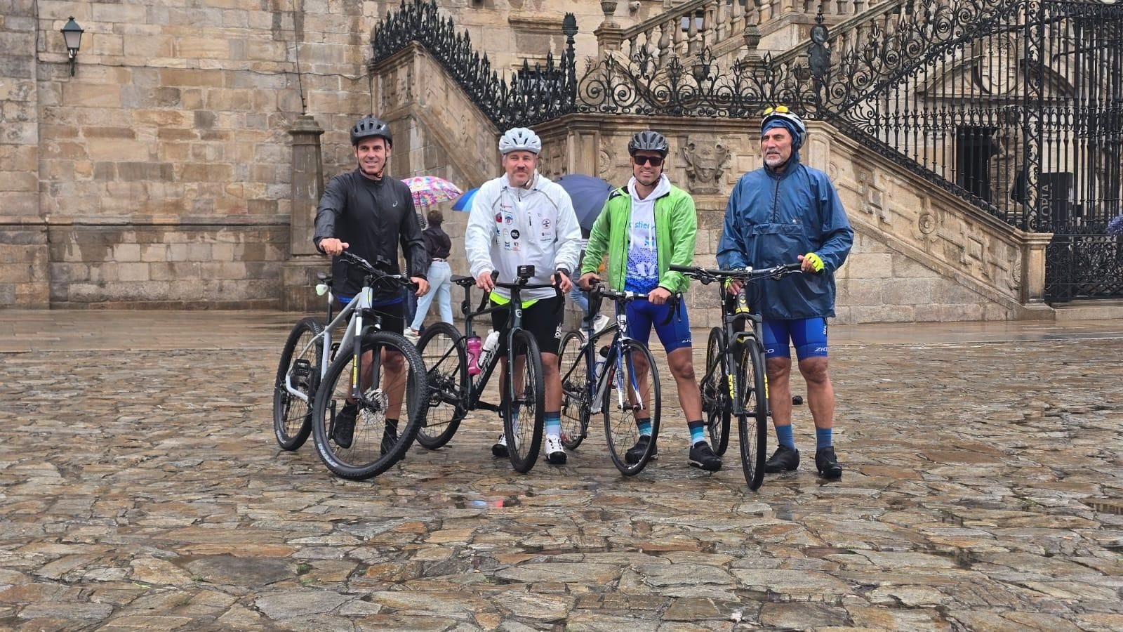 Budiño, junto a sus compañeros de fatigas en la última etapa en Santiafo el pasado sábado.