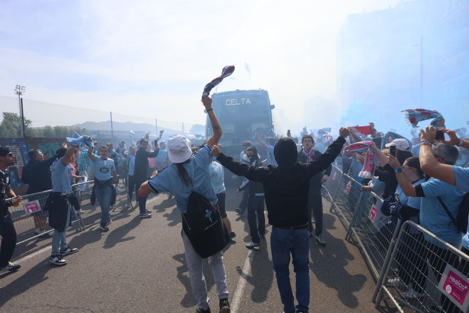 Galería | Una marea celeste recibe a los jugadores en Balaídos