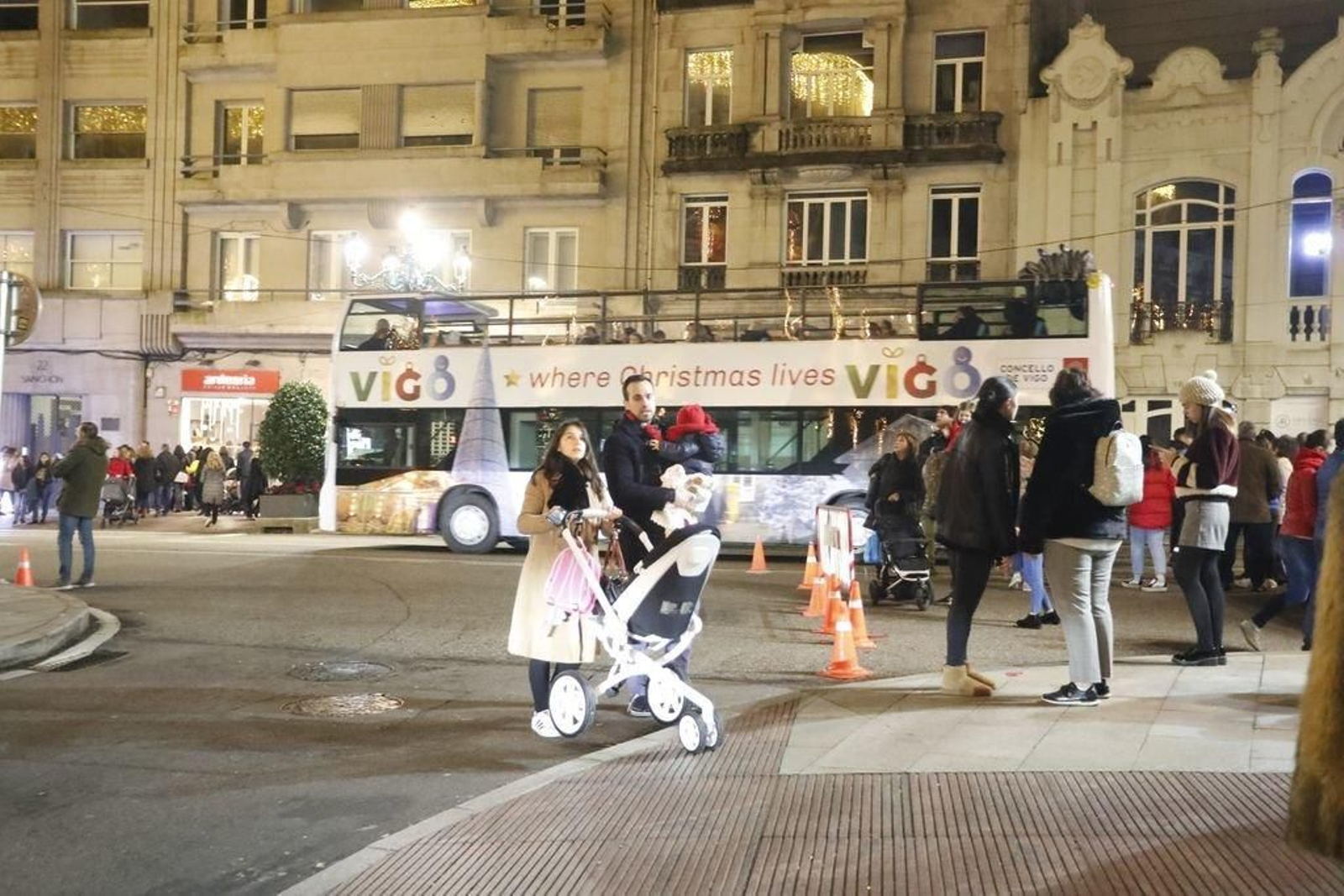 Los turistas invaden Vigo en el Puente27