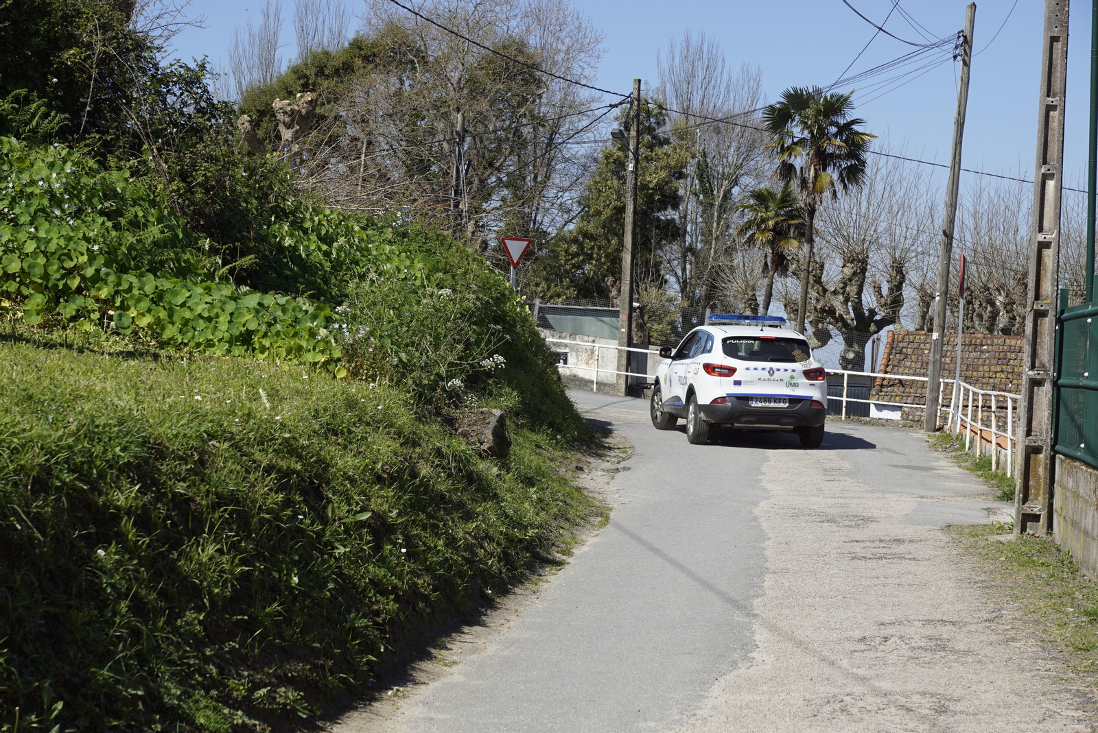 La Policía, esta semana, junto a la curva del matadero, donde se vio a la joven viguesa por última vez.